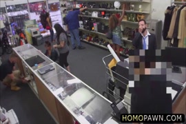 Mujeres meando en bano publico