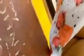 Una mujer mamandoselo a otra mujer en video