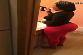 Mujer calienta a un hombre