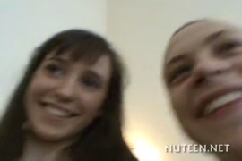 Mujeres botan leche de vajina