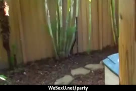 Mujeres pisando conpene