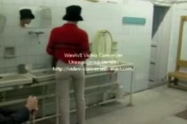 Mujeres metiedose cosas en la bajina