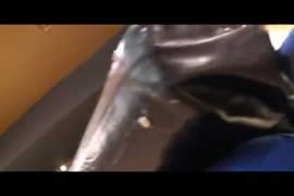 Destrosandole el orto a una mujercon una manzana