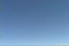 Linda pendeja coge abotonada con perro