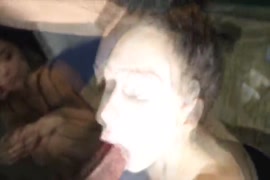 Mi hermana me chupa y luego se corre en su cara.