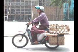 Mujers haciendo aerbicos en el tubo porno